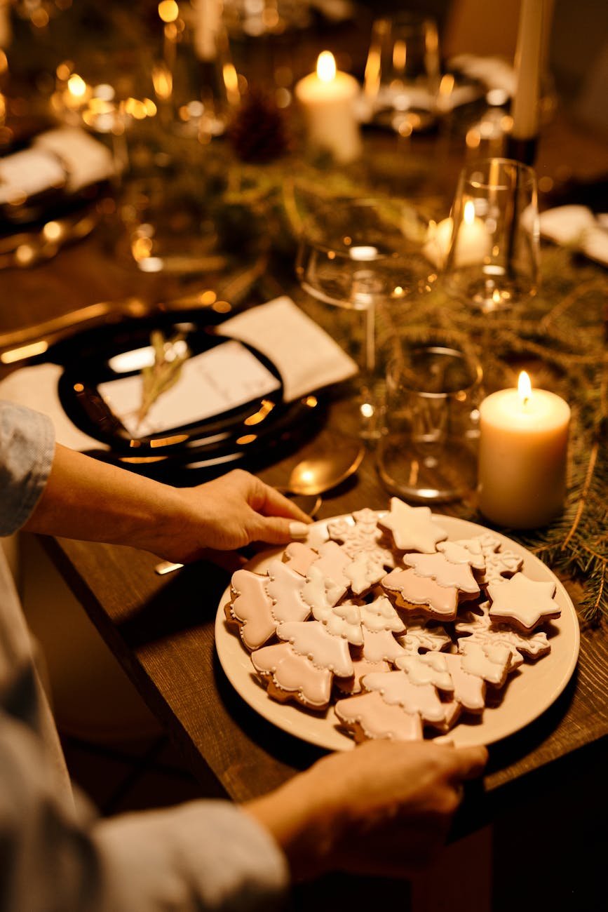 pessoa servindo um prato de biscoitos em formato de natal
