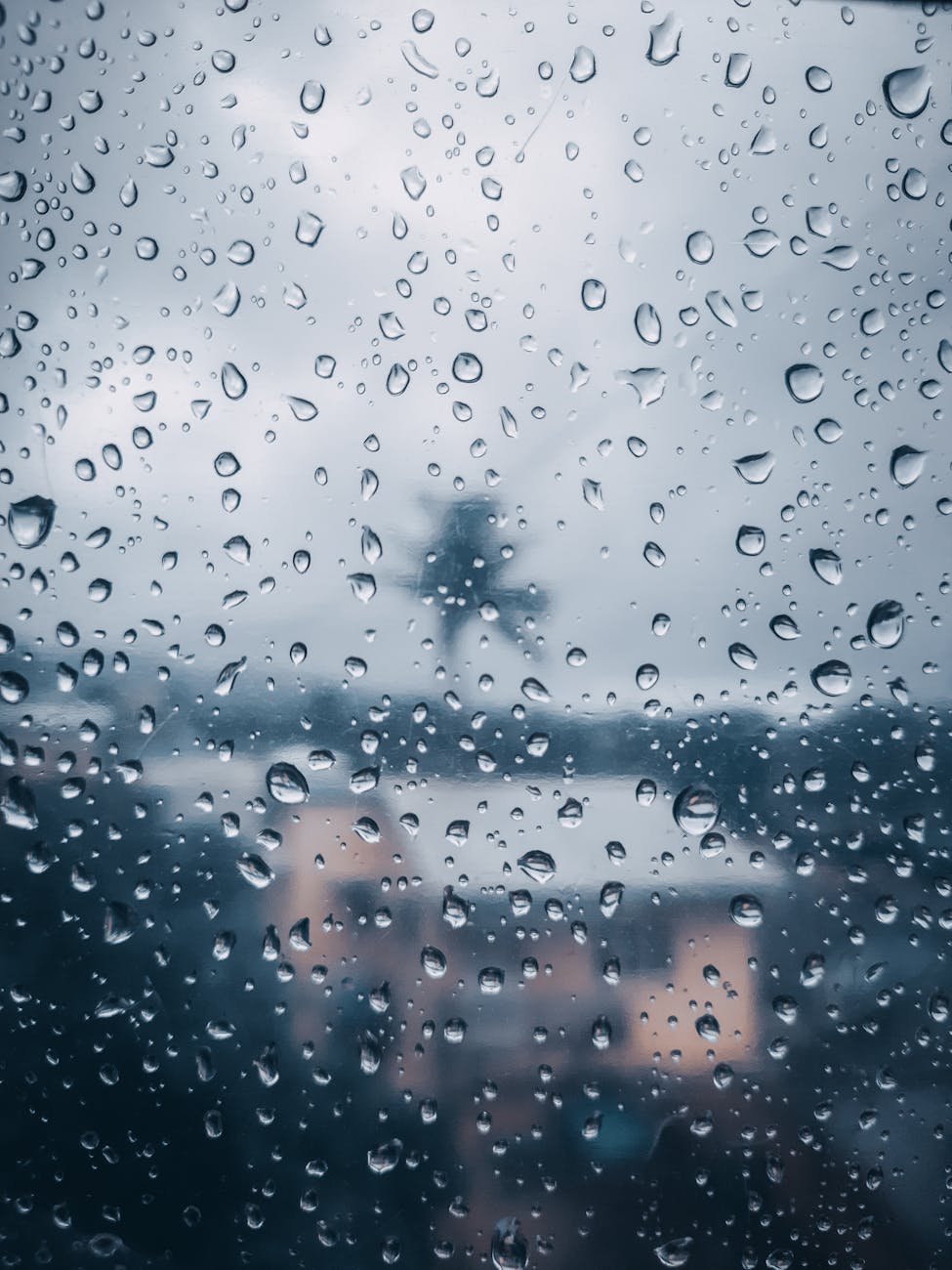 gotas de água em uma janela de vidro