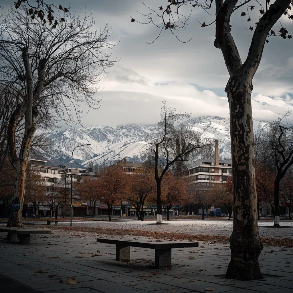 uma cena urbana de santiago em junho, com o céu nublado e os andes cobertos de neve ao fundo, retratando uma praça silenciosa onde árvores com folhas escassas destacam a tranquilidade de um dia frio de inverno.