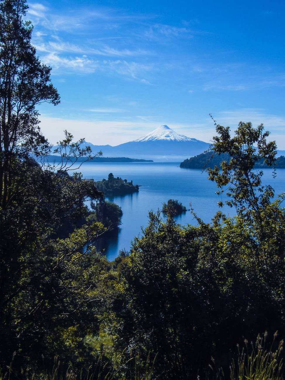 paisagem do lago llanquihue e do vulcão osorno no chile