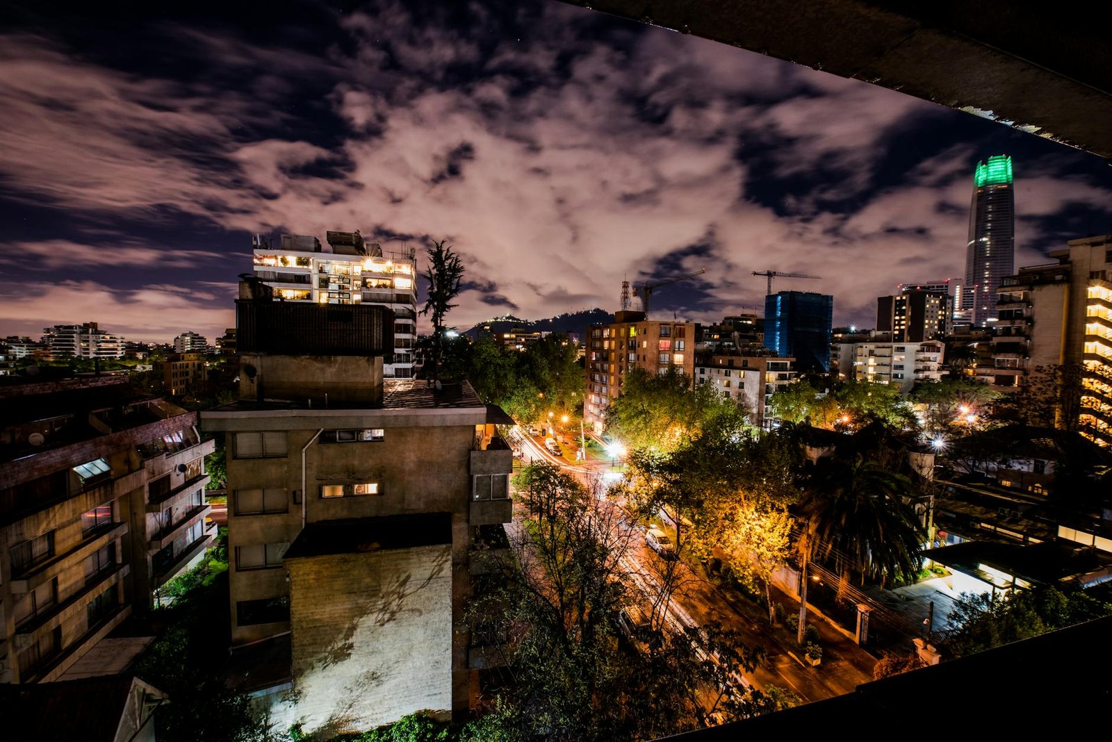 foto de cidade sob céu nublado