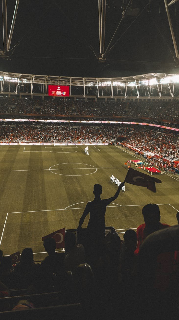 foto de pessoas assistindo a uma partida de futebol