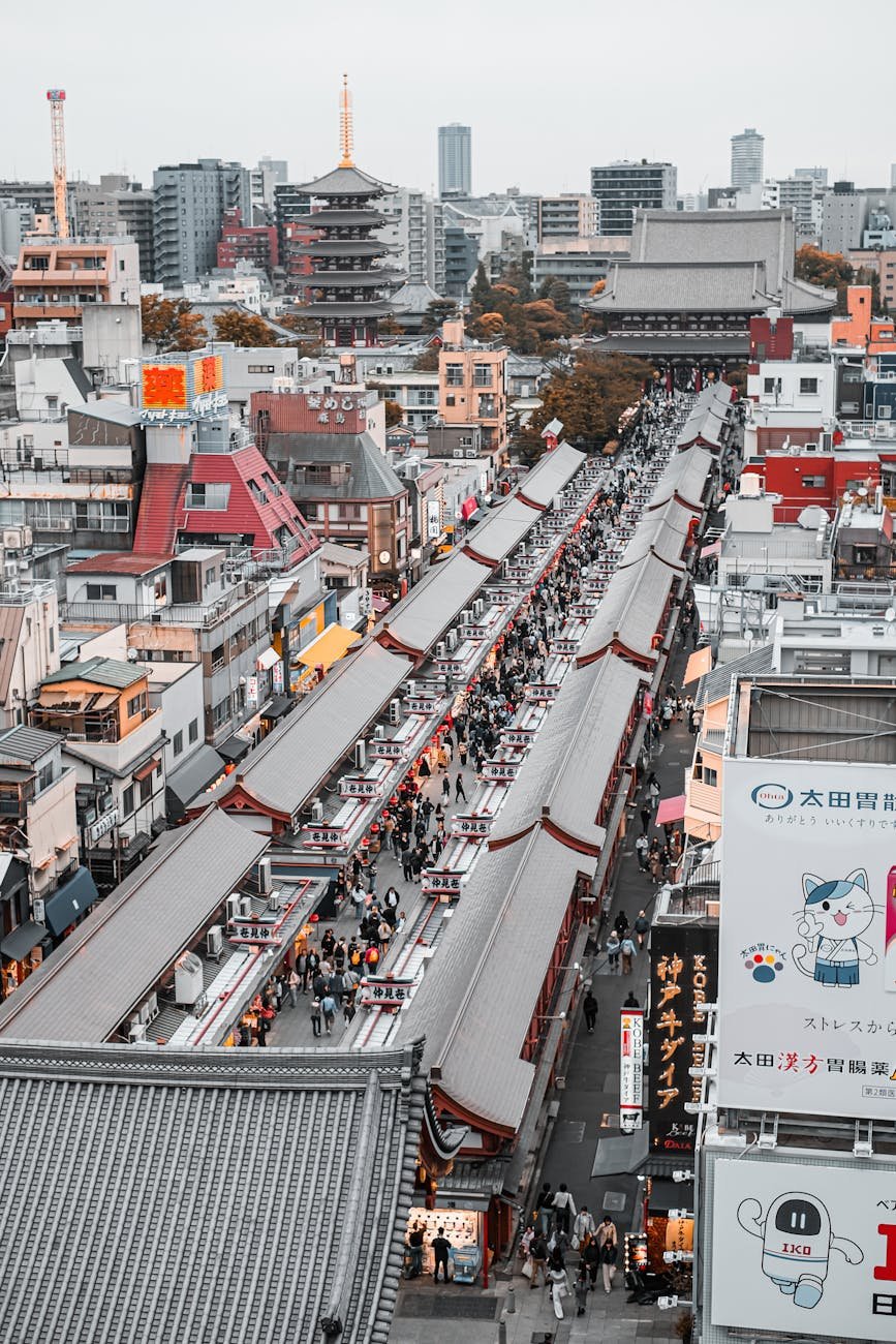 vista aérea da rua comercial Nakamise em Tóquio