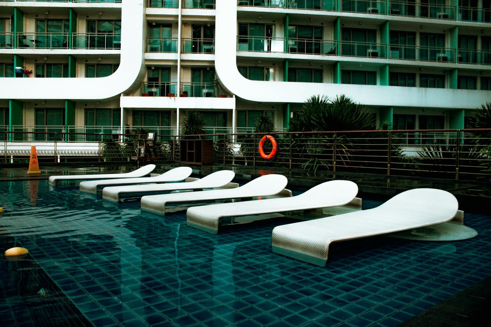 camas de piscina brancas