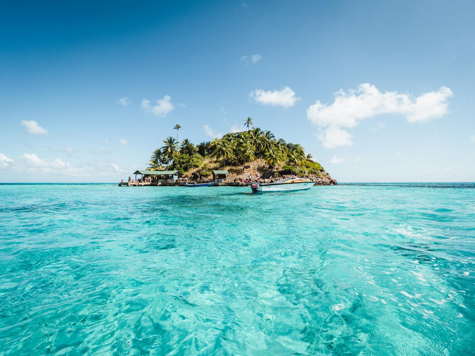 ilha verde e marrom no mar azul sob o céu azul