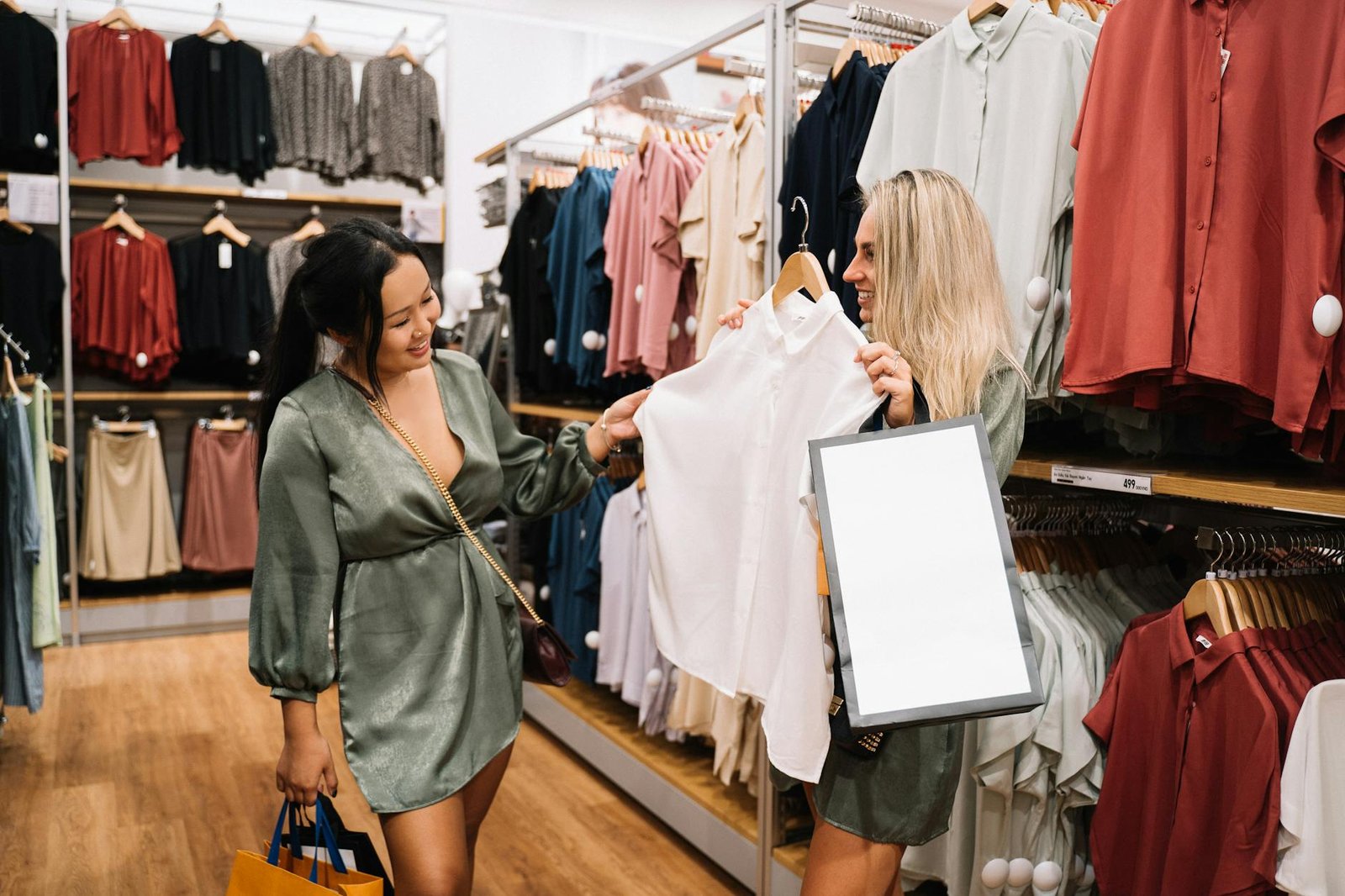 mulheres em uma loja de roupas