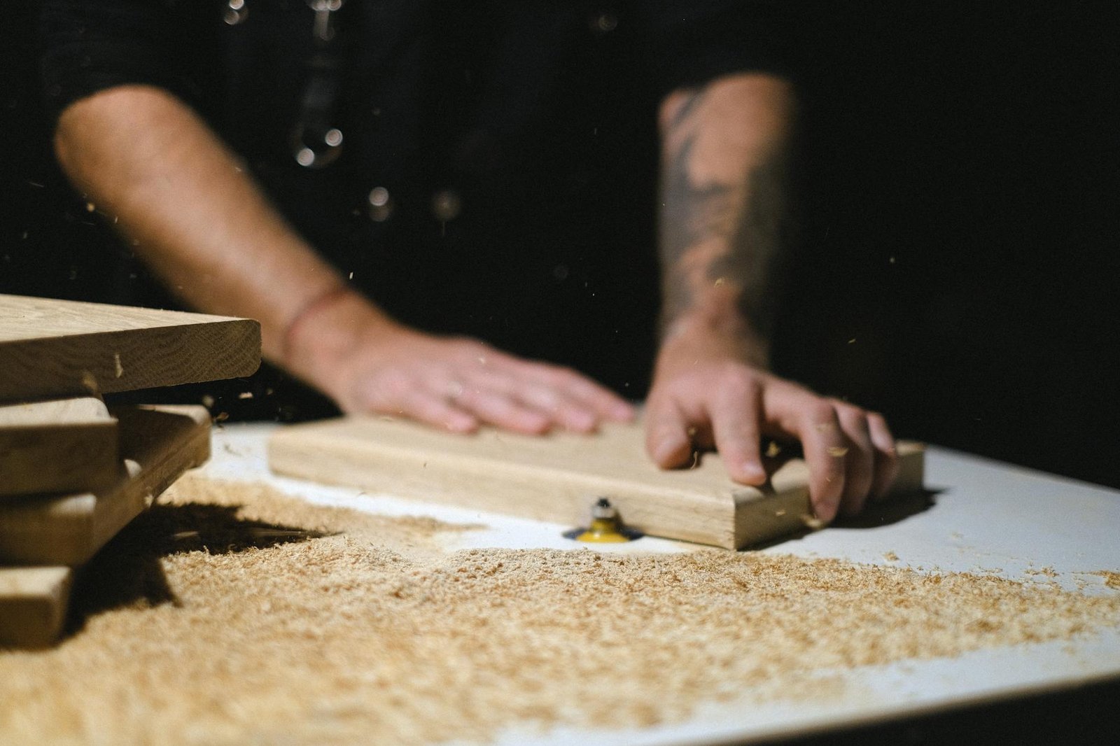 artesão segurando uma prancha de madeira