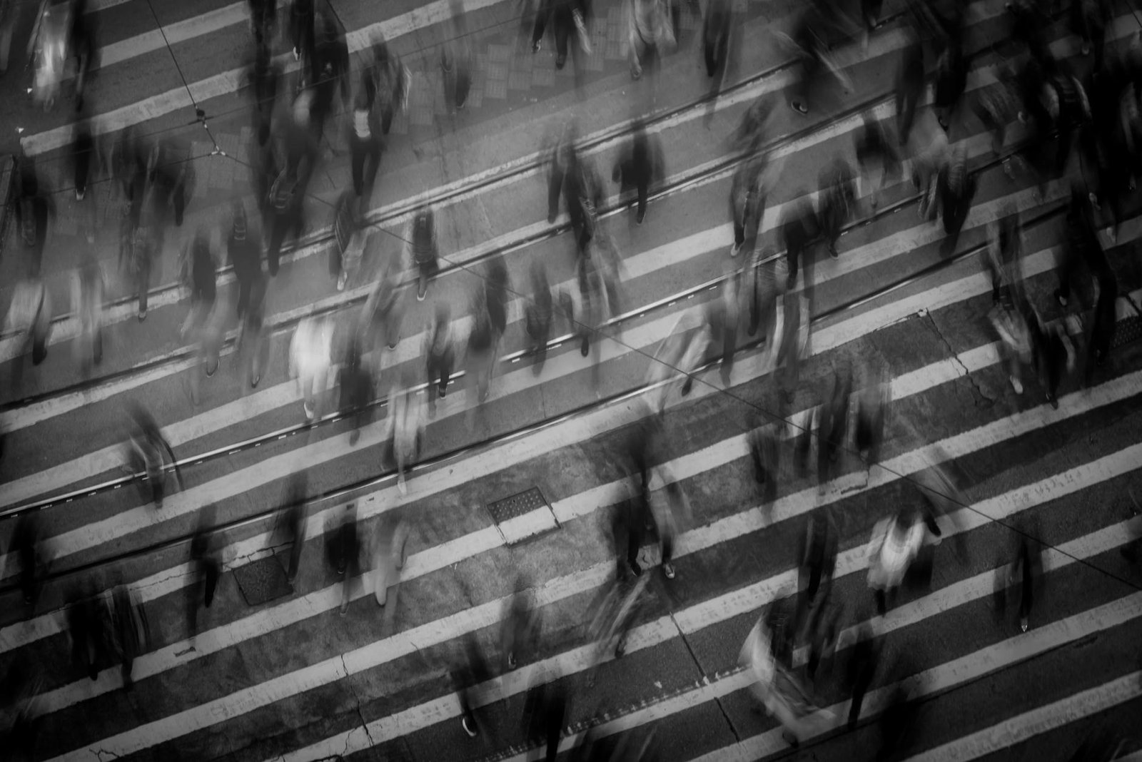 fotografia de lapso de tempo de pessoas caminhando na faixa de pedestres