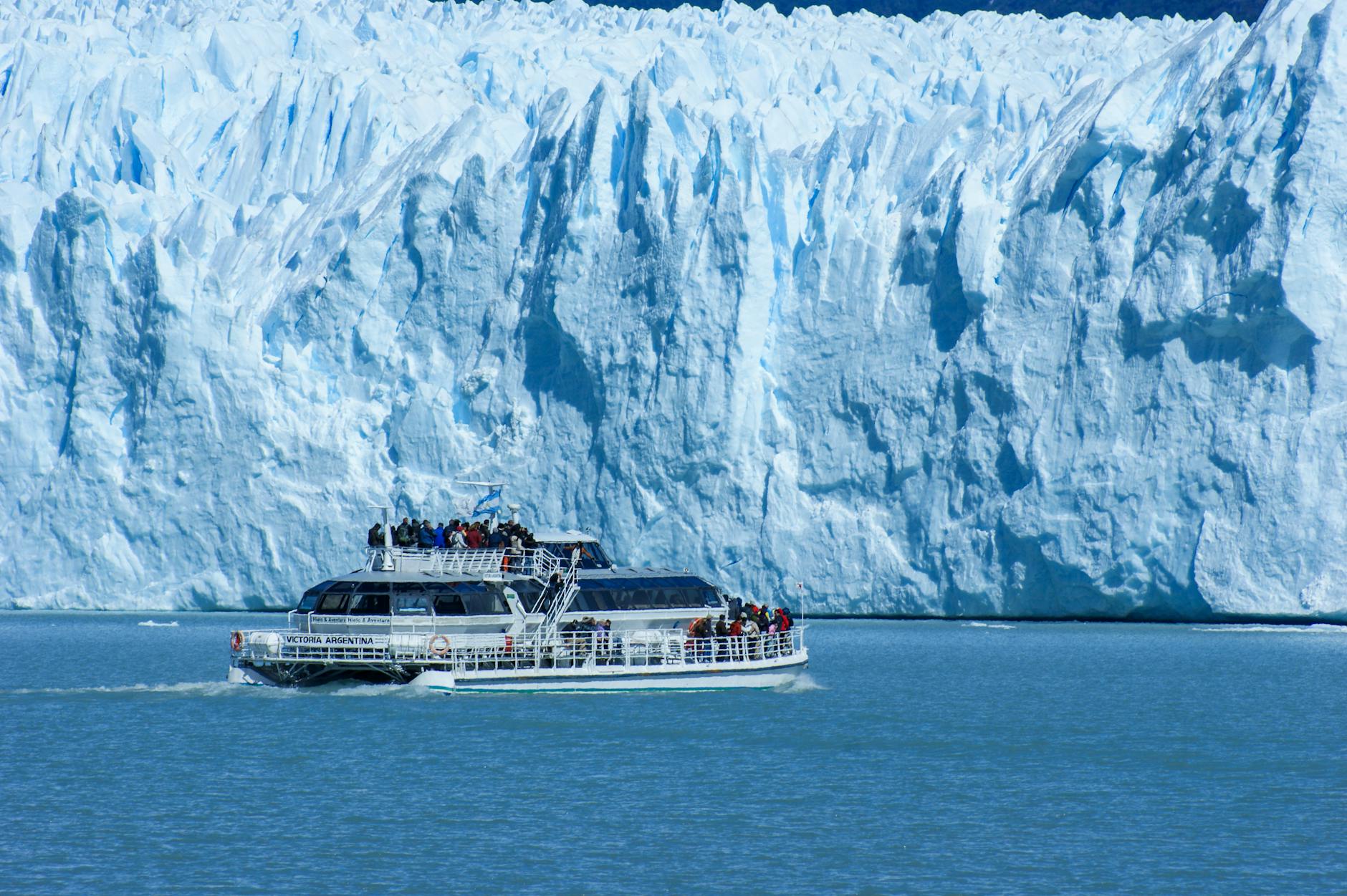 passageiros em balsa pela geleira Perito Moreno na Patagônia