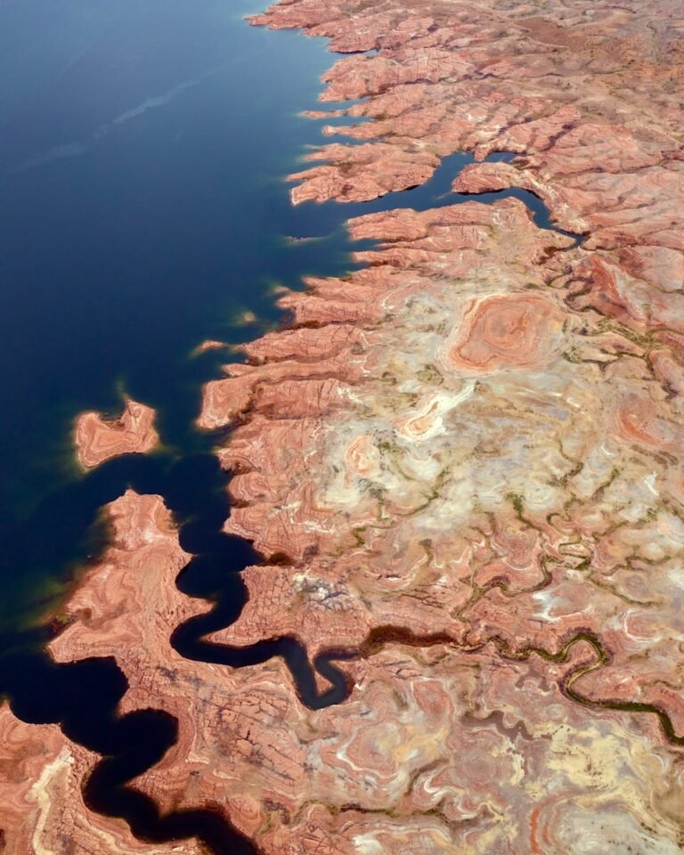 um grande corpo de água cercado por terra