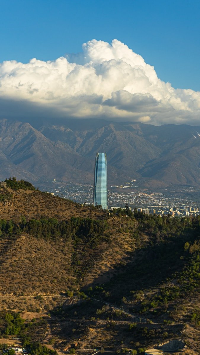 um edifício alto no meio de uma cadeia de montanhas