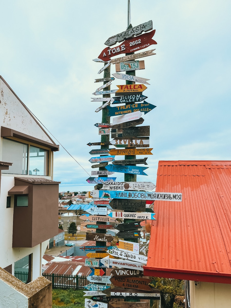 um poste com muitos sinais presos a ele