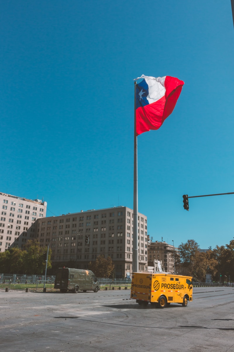 bandeira branca, vermelha e azul no mastro durante o dia