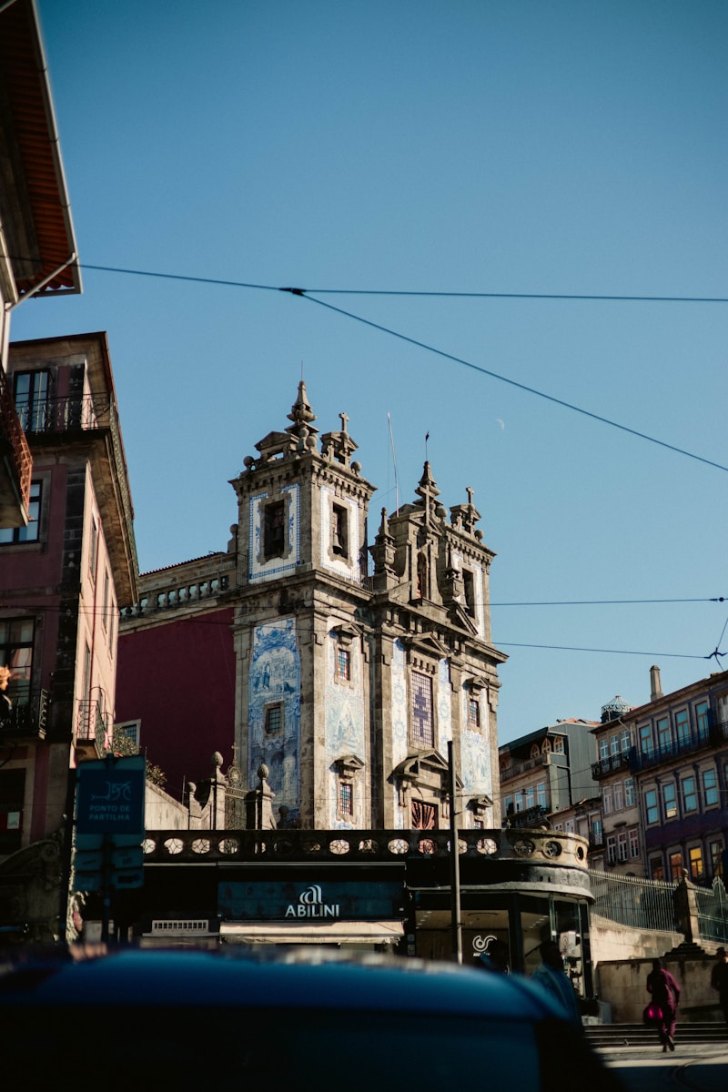 Um carro dirigindo por uma rua ao lado de prédios altos
