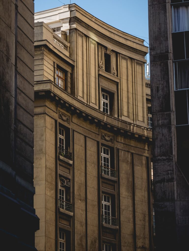 edifício de concreto marrom durante o dia