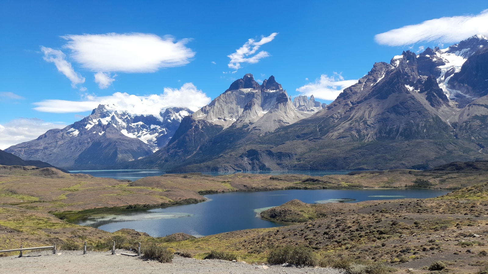 Montanhas e lagos sob um céu azul brilhante.