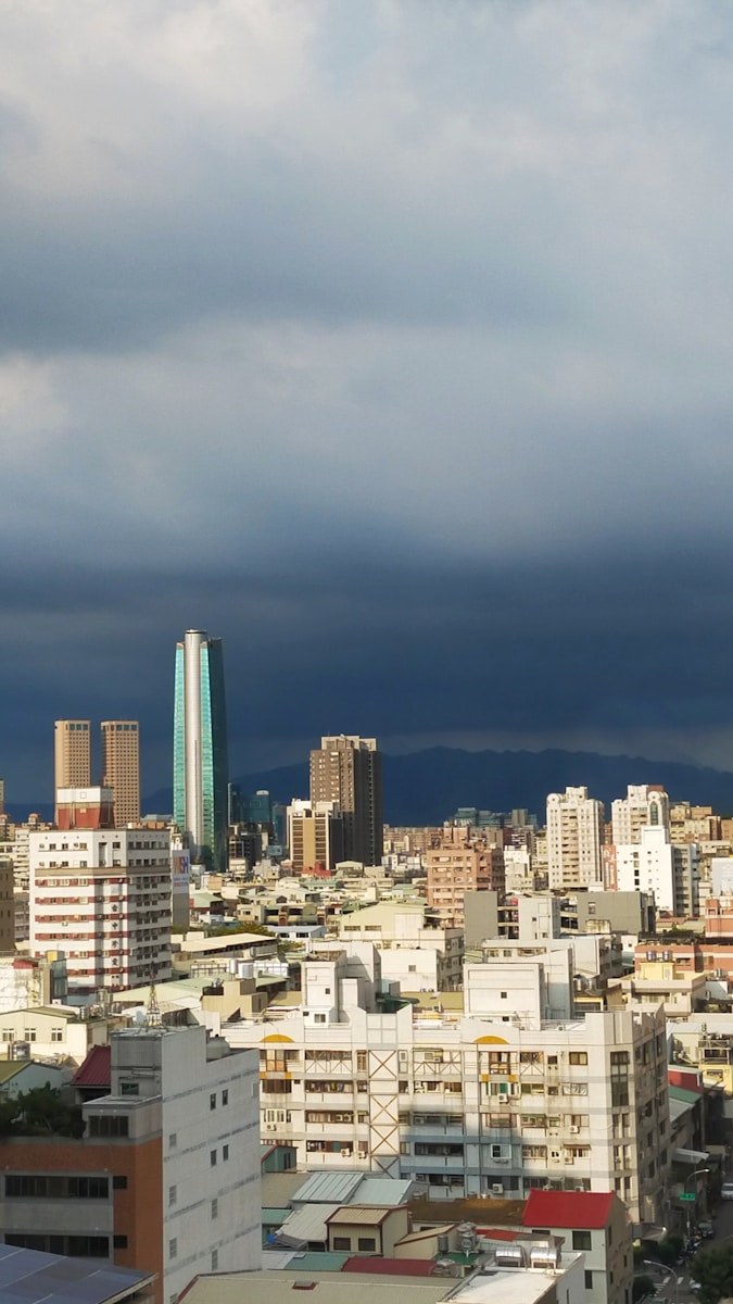 horizonte da cidade sob o céu azul durante o dia