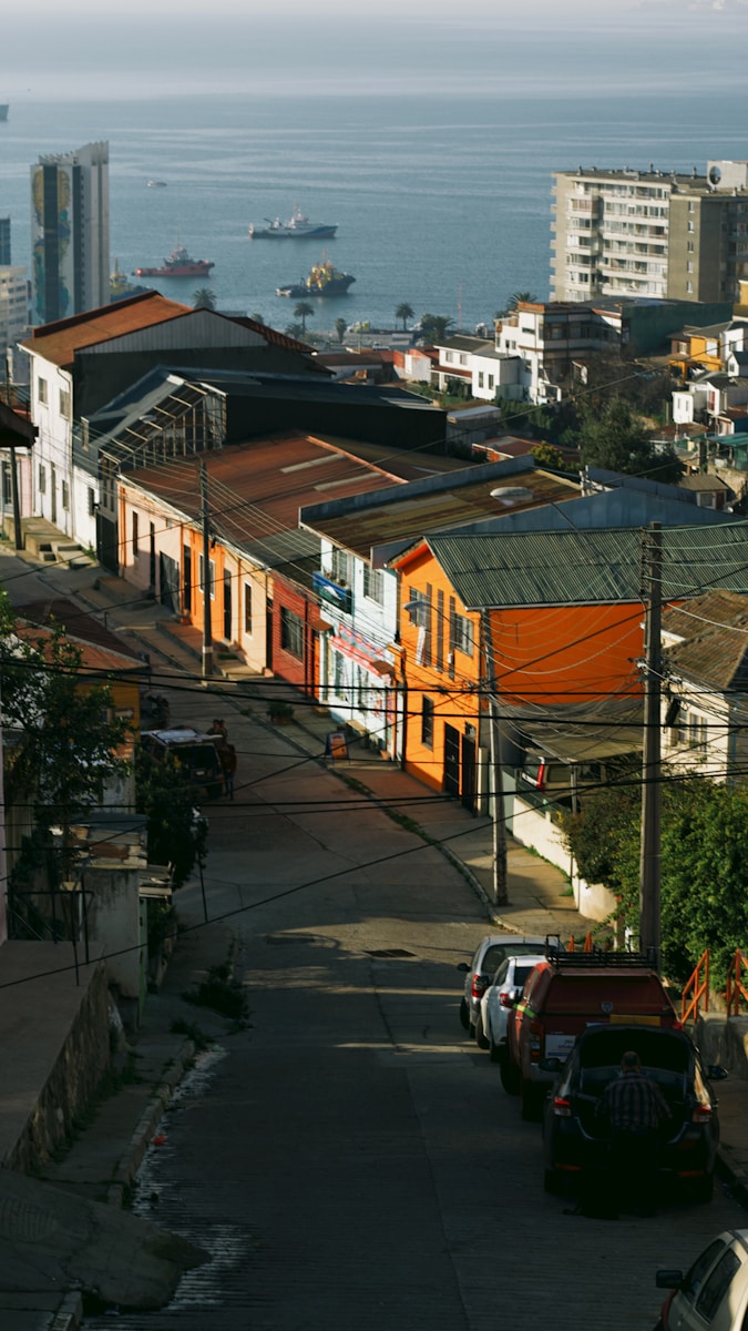 Uma vista de uma cidade com muitos edifícios altos