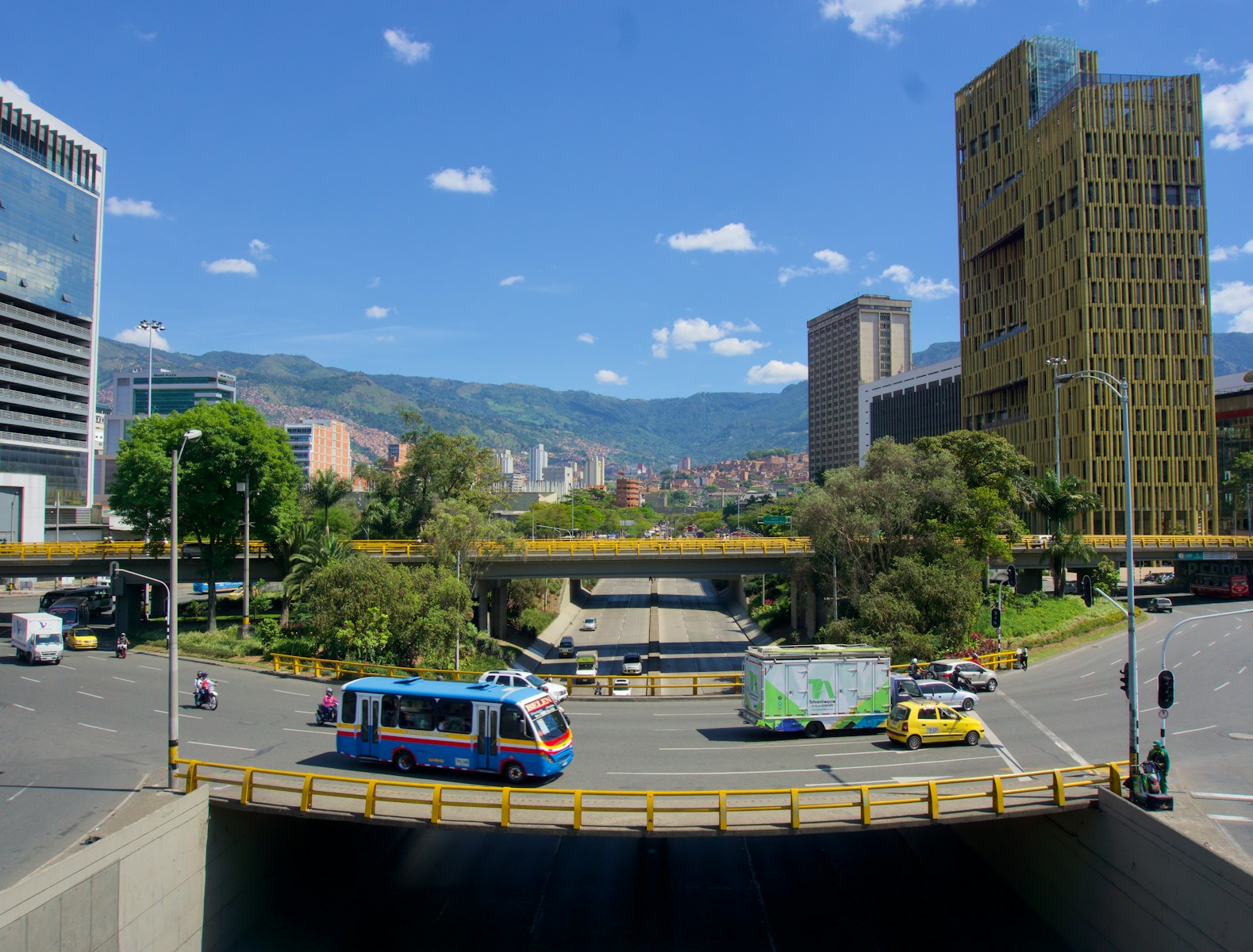 carros na estrada perto de edifícios durante o dia