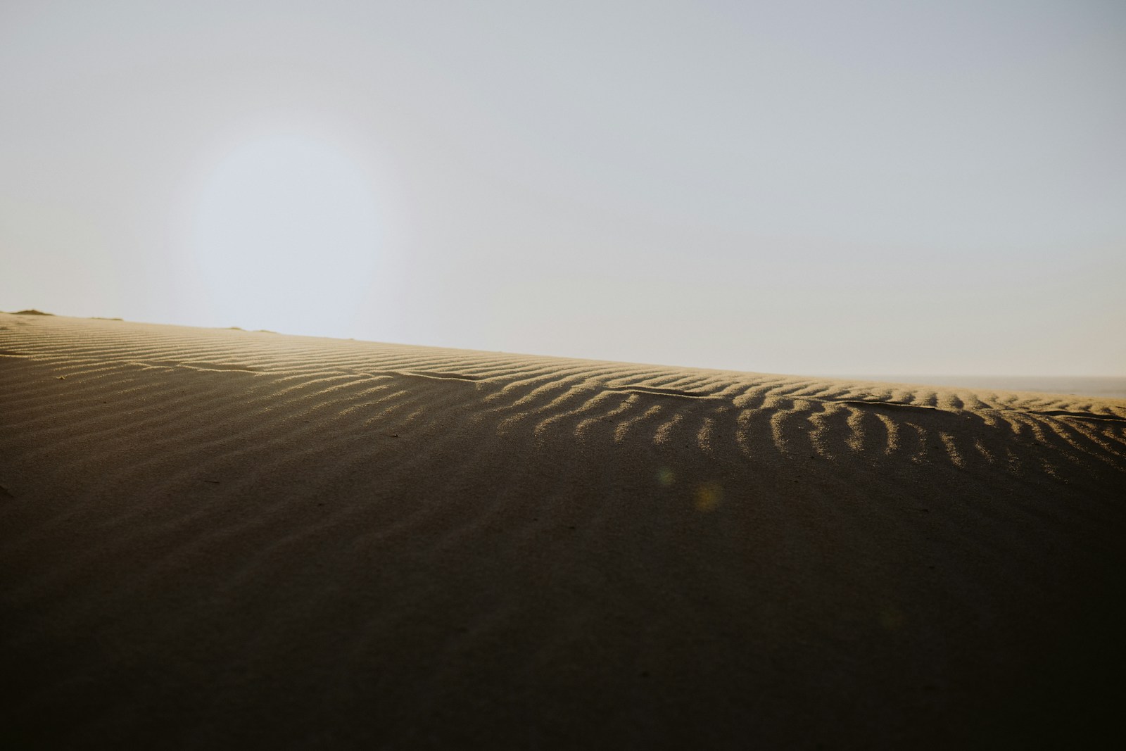 tecido preto sob céu branco durante o dia