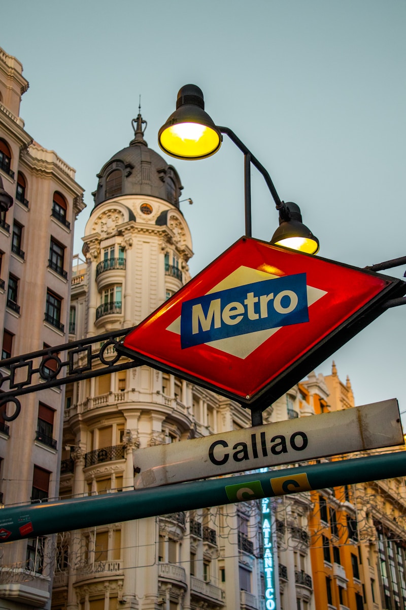 Uma placa de metrô pendurada na lateral de um prédio