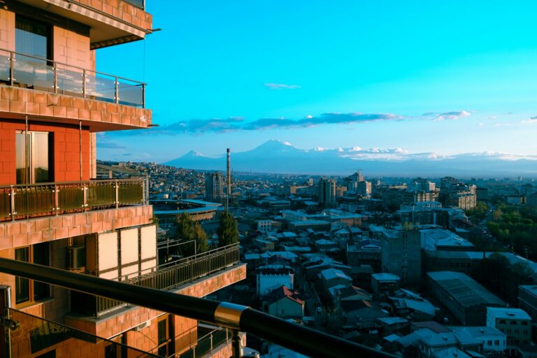 uma vista de uma cidade de uma varanda