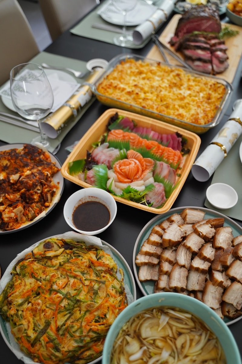 Uma mesa cheia de diferentes tipos de comida