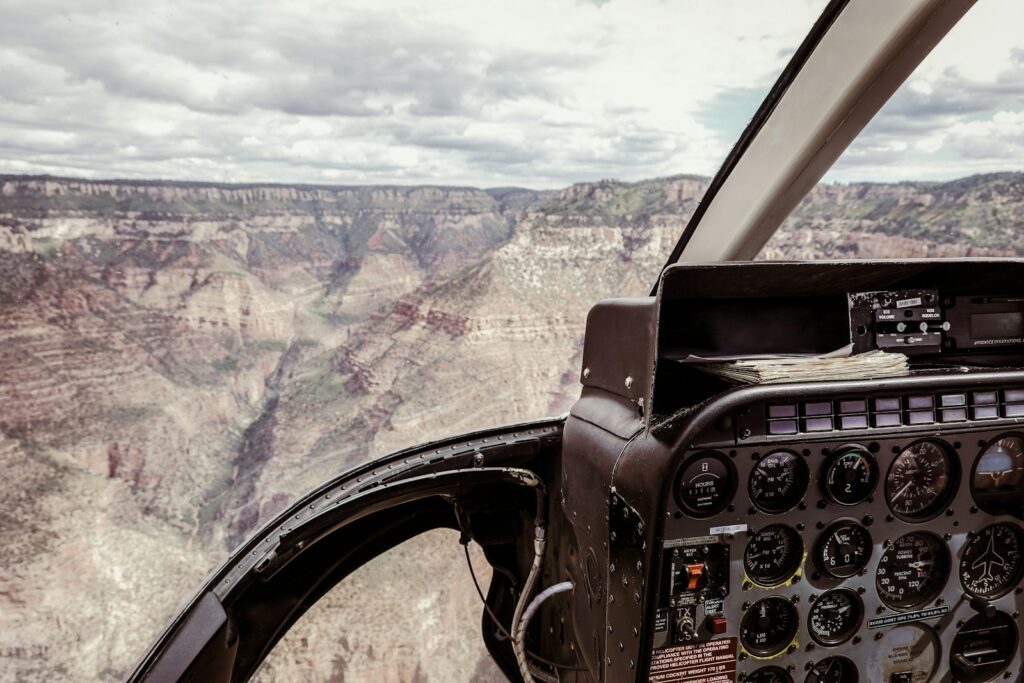 uma vista do Grand Canyon de dentro de um helicóptero