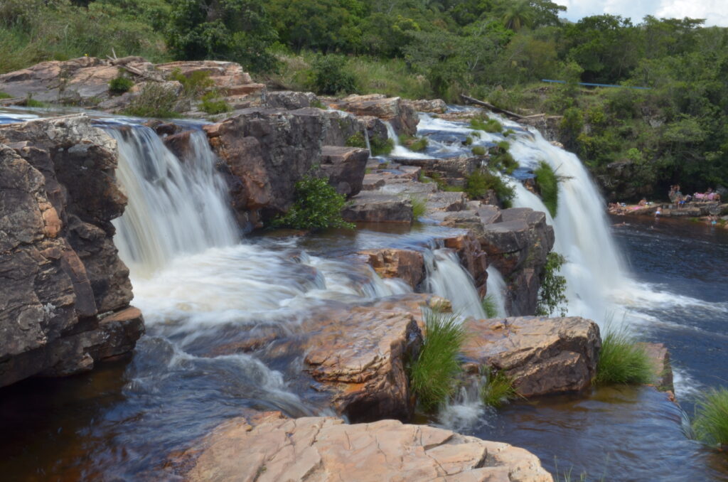 Cachoeira Grande na Serra do Cipó com extenso paredão de pedras e fluxo de água intenso.