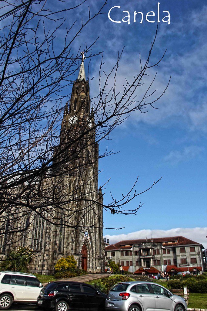 Catedral de Pedra em Canela Rio Grande do Sul, igreja de estilo gótico imponente com céu azul.