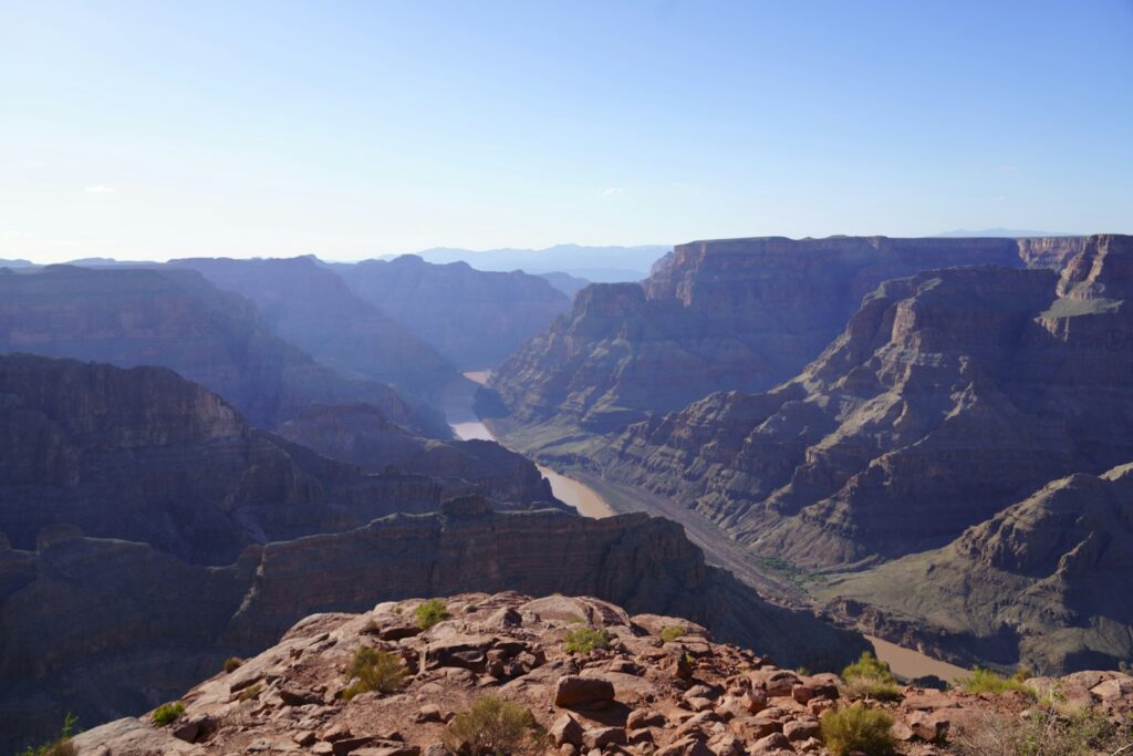 um desfiladeiro rochoso com céu azul