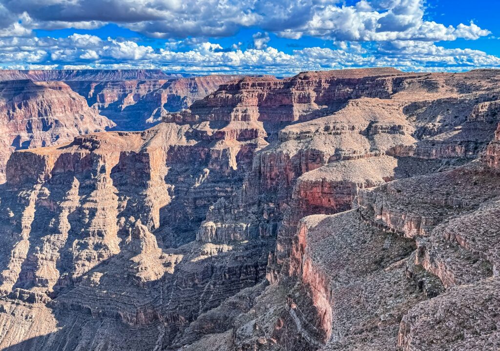 Vista panorâmica das camadas rochosas do Grand Canyon