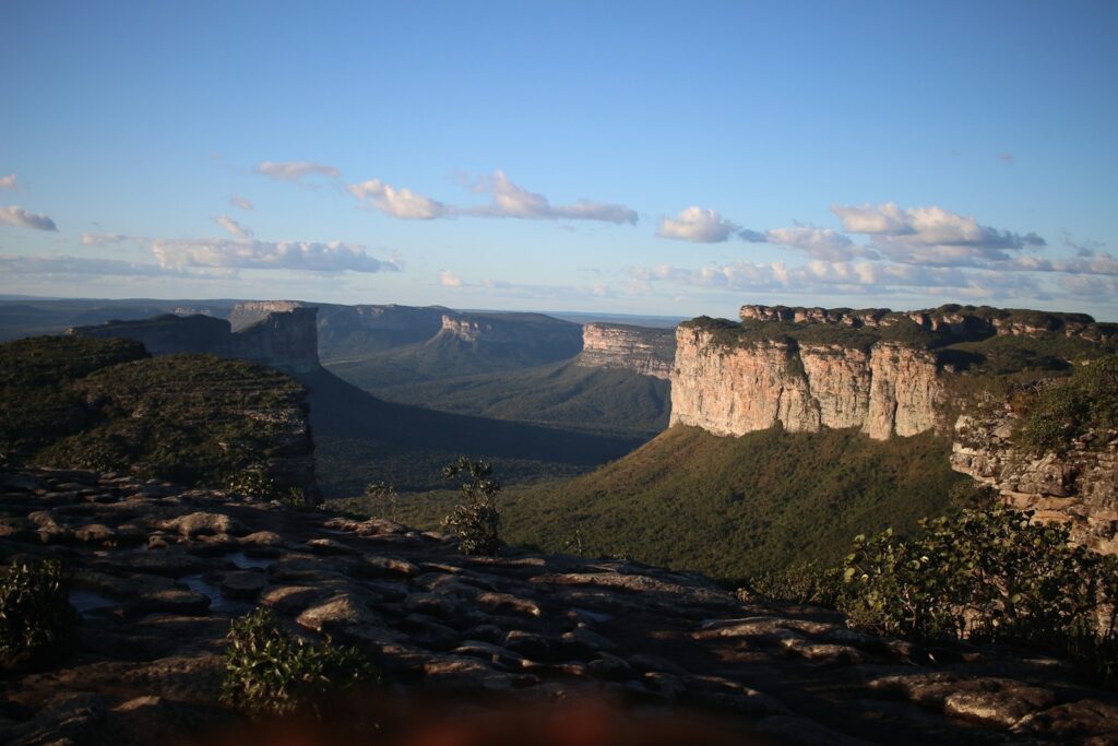 Vista panorâmica dos cânions e vales da Chapada Diamantina, ícone do trekking entre os destinos de aventura do Brasil.