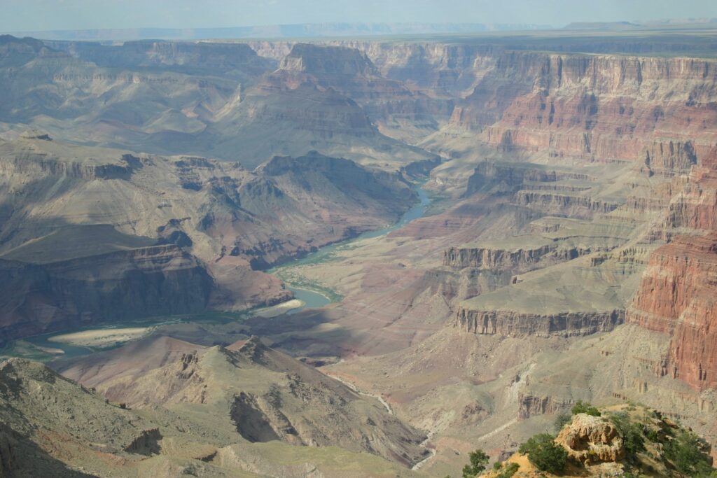 curso de água entre montanhas