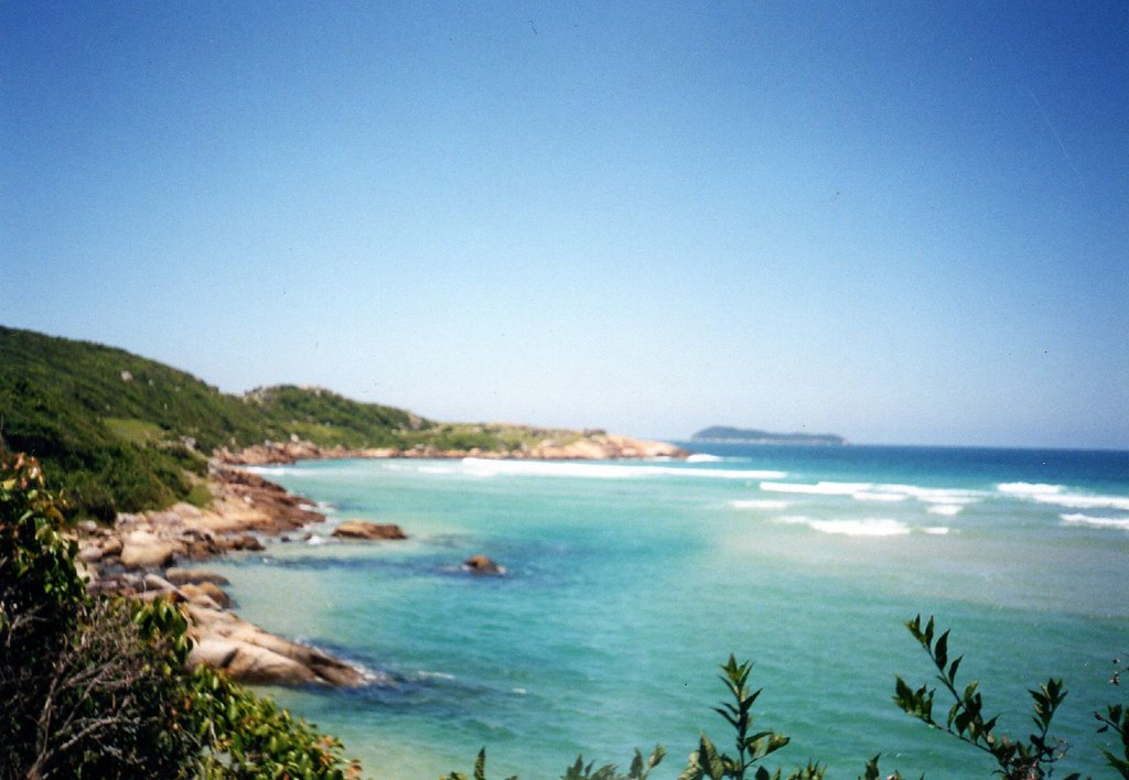 Paisagem de praia preservada no Sul da Ilha, um destaque para quem busca natureza e tranquilidade em roteiros de viagem pelo Brasil em Florianópolis.