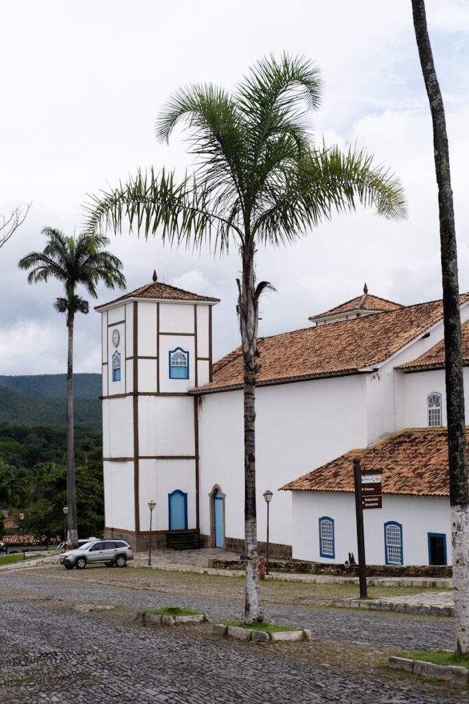 Fachada da Igreja Matriz de Pirenópolis com arquitetura colonial e palmeiras, um marco da cultura local do Brasil em Goiás.
