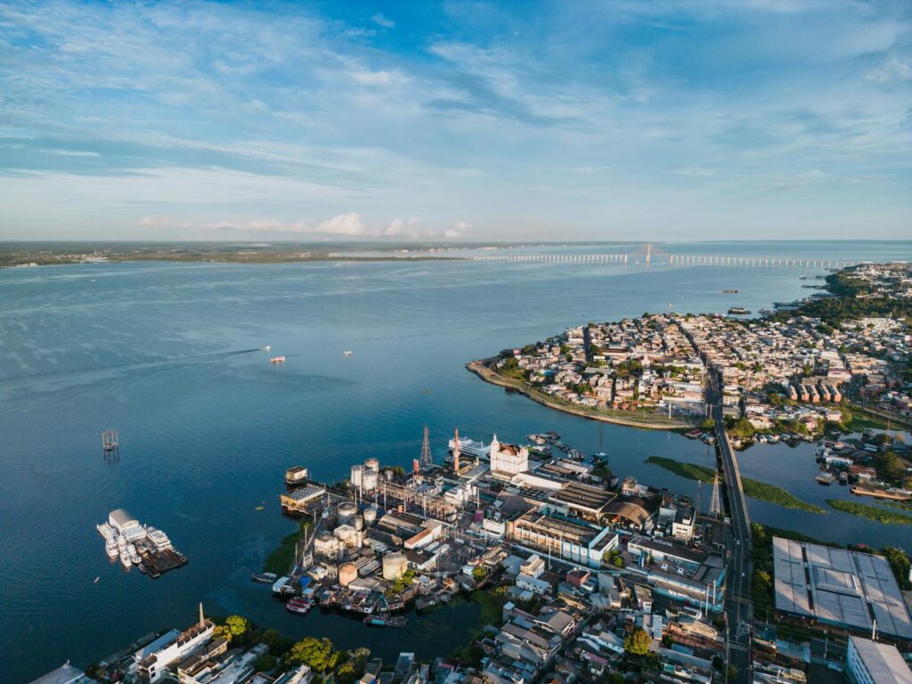 Vista aérea panorâmica de Manaus e da Ponte Rio Negro, um dos principais destinos para vivenciar a cultura local Brasil na Amazônia.
