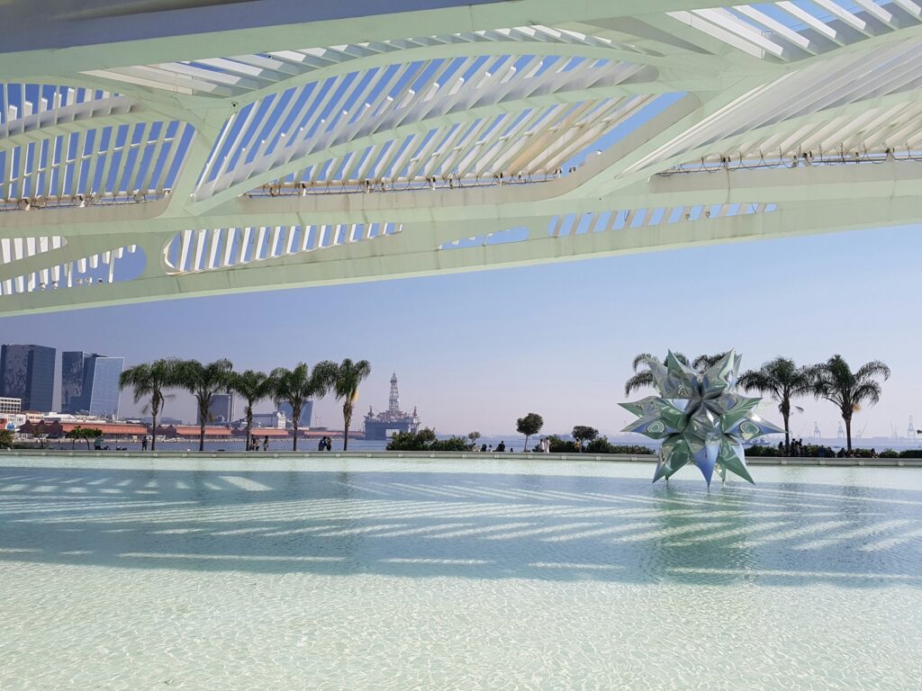 arquitetura moderna do Museu do Amanhã no Rio de Janeiro com espelho d'água e escultura de estrela