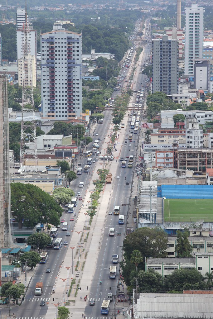 Vista aérea de uma grande avenida em Belém do Pará, ponto de partida para o roteiro de vivência da cultura local Brasil.
