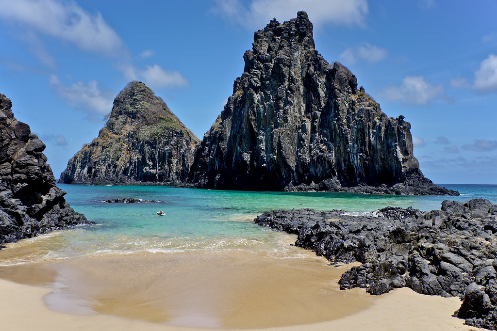 Paisagem icônica do Morro Dois Irmãos e mar turquesa em Fernando de Noronha, destaque em passeios natureza brasil.