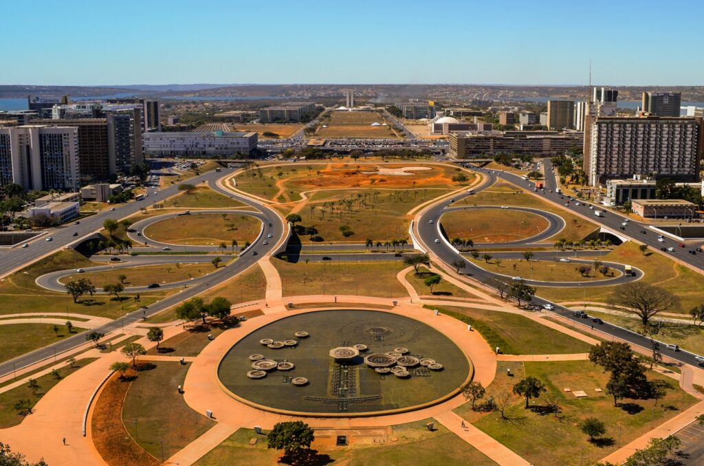 Vista panorâmica do Eixo Monumental e do urbanismo planejado de Brasília (DF), um marco da arquitetura modernista e destino único para viagens culturais brasil.