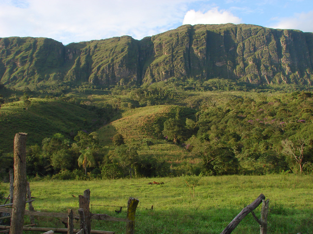 Imponente paredão de pedra e vegetação verde na Serra da Canastra, berço do Rio São Francisco e do turismo ecológico no Brasil em MG.