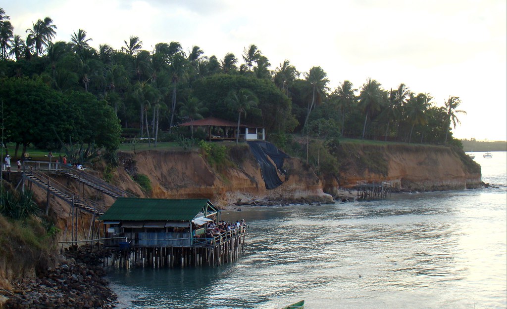 Vista das famosas falésias coloridas e escadaria de acesso à praia em Pipa, Rio Grande do Norte.