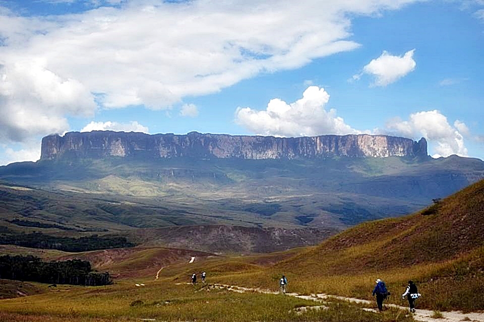 Vista impressionante do Monte Roraima com topo plano cercado por nuvens.