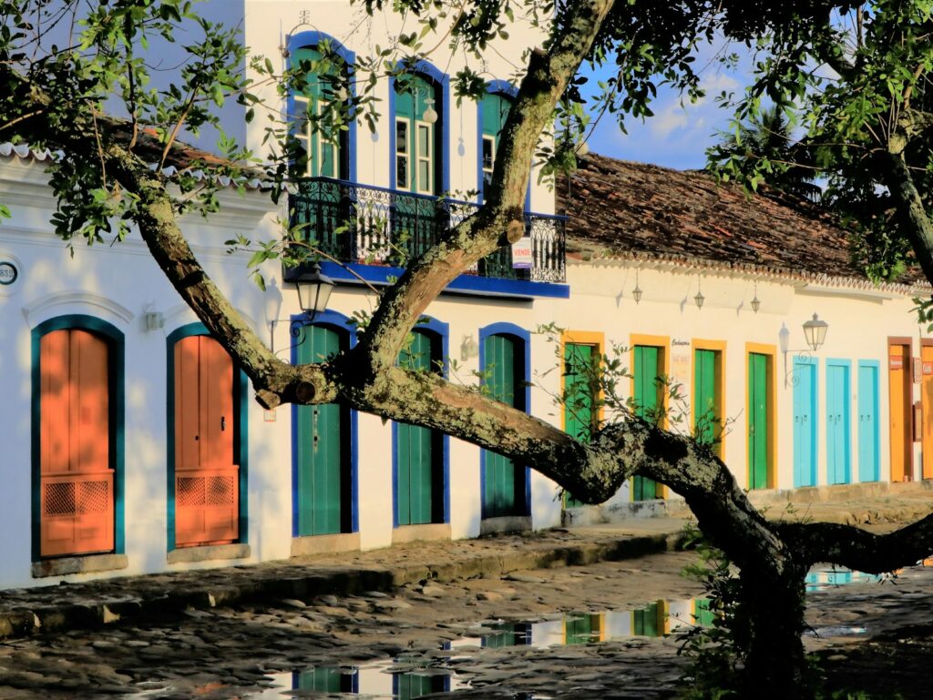 Casarões coloniais com portas coloridas e ruas de pedra em Paraty (RJ), um destino imperdível para viagens culturais brasil.