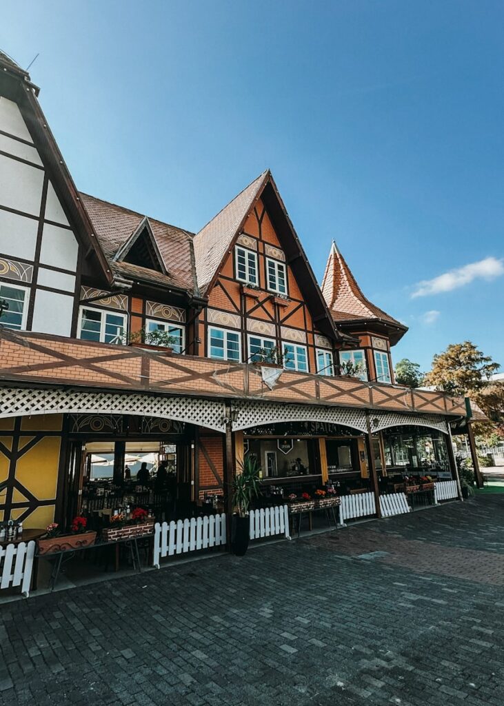 Fachada em estilo enxaimel de uma cervejaria em Blumenau, Santa Catarina, destino famoso pela Oktoberfest e ideal para viagens culturais brasil.