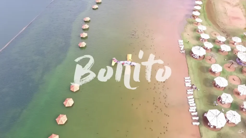 Foto aérea mostrando a transparência das águas do Balneário de Bonito (MS) com quiosques e infraestrutura.