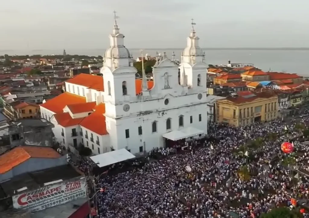 Catedral da Sé em Belém cercada por uma multidão de fiéis durante o Círio, tradição da cultura local do Brasil.