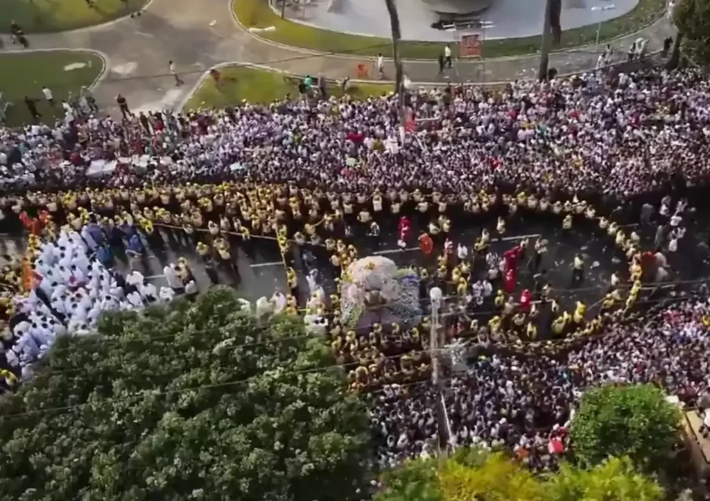 Vista aérea dos devotos segurando a corda da Berlinda no Círio de Nazaré, ícone da cultura local do Brasil.