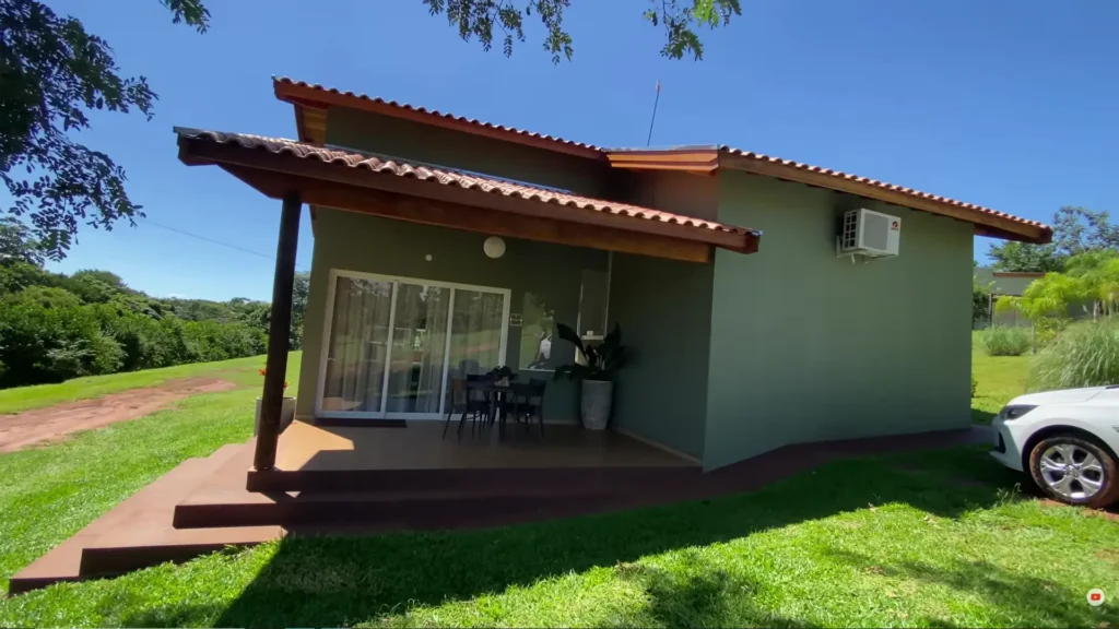 Chalé de hospedagem confortável cercado por verde em Brotas, ideal para turismo ecológico brasil.